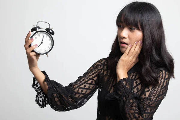 Joven asiática mujer es estresado con un reloj . —  Fotos de Stock