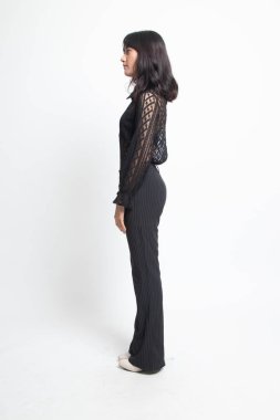 Güzel genç Asyalı kadın tam vücut yan görünüm.