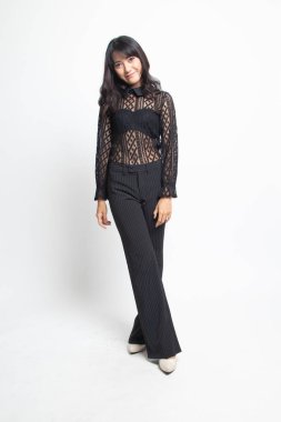 Güzel genç Asyalı kadının tam vücut.