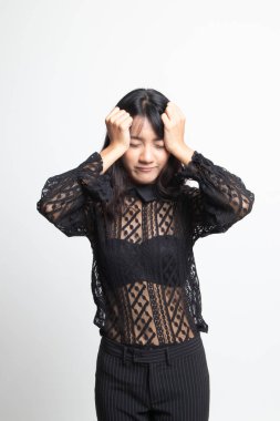 Genç Asyalı kadın hasta ve baş ağrısı var.