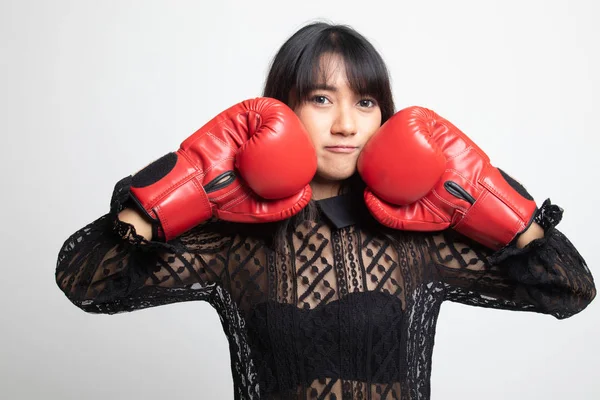 Joven mujer asiática con guantes de boxeo rojos . — Foto de Stock