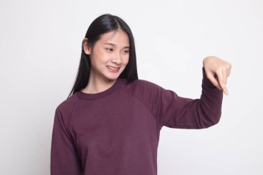 Güzel genç Asyalı kadın noktası boş yer aşağı.