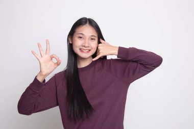 Telefon jest ve Ok işareti ile genç Asyalı kadın gösterisi.