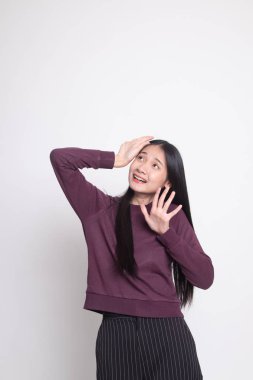 Heyecanlı genç Asyalı kadın aramak.