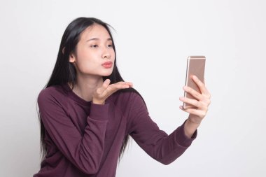 Cep telefonlu genç Asyalı kadın..