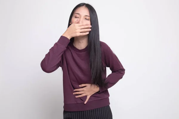 Młoda kobieta azjatyckich dostał ból brzucha się wymiotować. — Zdjęcie stockowe