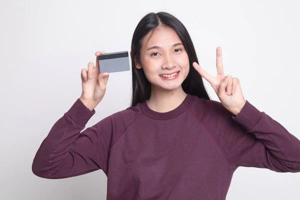 Jeune asiatique femme montrer victoire avec une carte blanche . — Photo