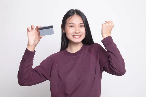 Joven asiática puño bomba con tarjeta en blanco . —  Fotos de Stock