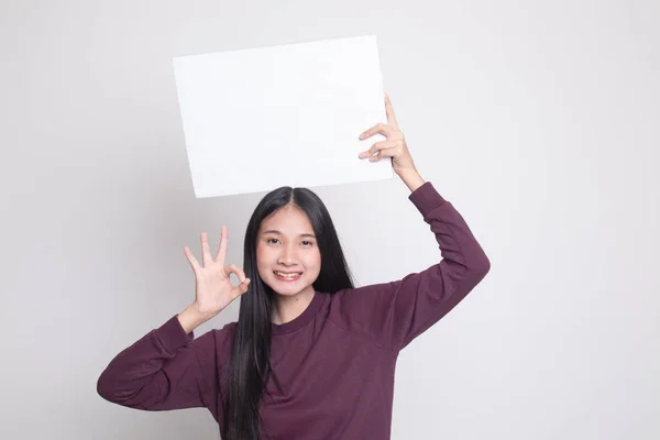 Ung asiatisk kvinna show Ok med vit blank skylt. — Stockfoto