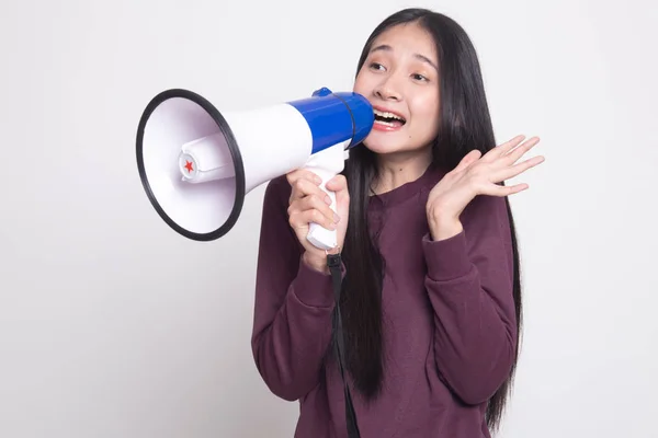 Bela jovem ásia mulher anunciar com megafone . — Fotografia de Stock