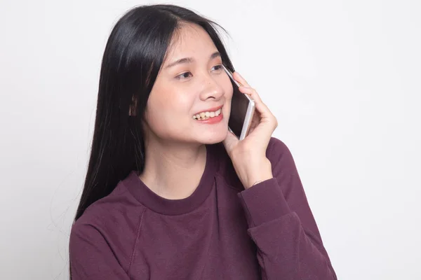 휴대 전화로 이야기 하는 젊은 아시아 여자. — 스톡 사진