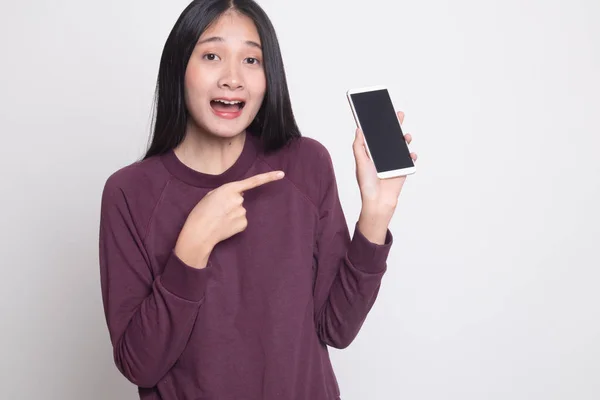 Excité jeune asiatique femme point à téléphone mobile . — Photo