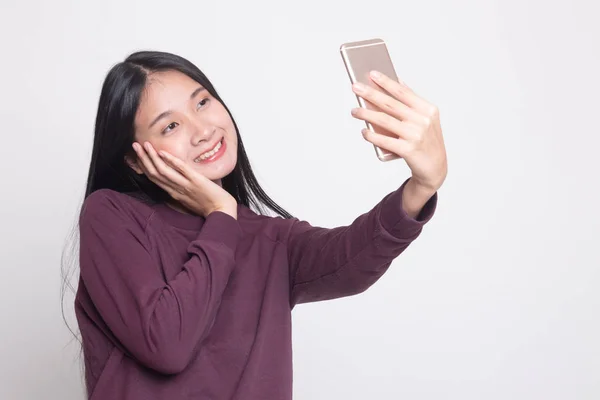 Jeune femme asiatique selfie avec téléphone mobile . — Photo