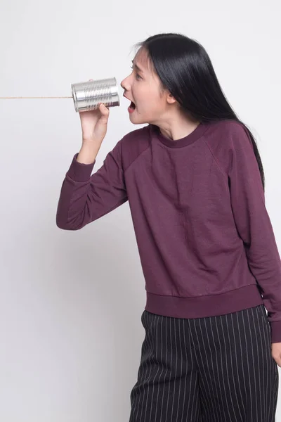 Joven mujer asiática gritar con lata lata teléfono . —  Fotos de Stock