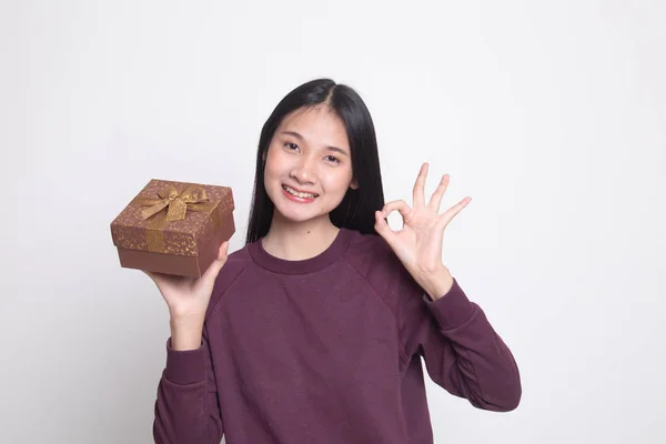 Fiatal ázsiai nő Térkép rendben van egy ajándék doboz. — Stock Fotó