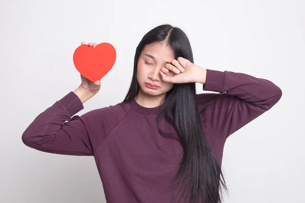 Asiatisk kvinna ledsen och gråta med rött hjärta. — Stockfoto