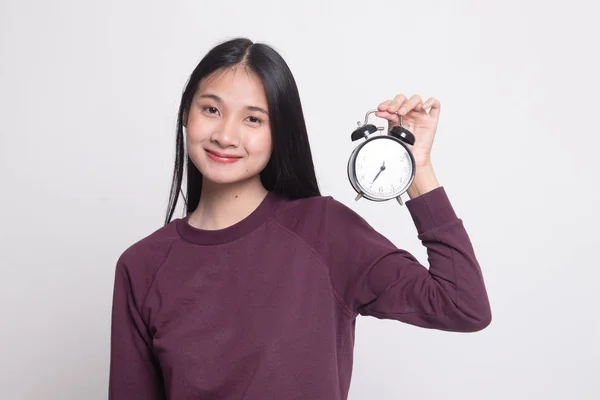 Jeune femme asiatique avec une horloge. — Photo