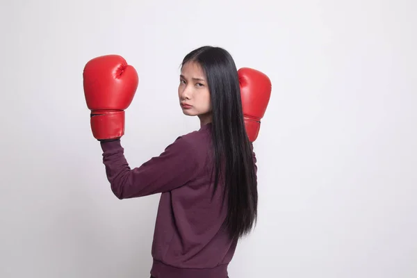 Junge Asiatin mit roten Boxhandschuhen. — Stockfoto