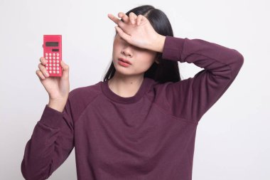 Asyalı kadın hesap makinesi ile ağrıyor.