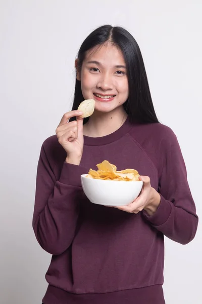 Joven mujer asiática comer papas fritas . —  Fotos de Stock