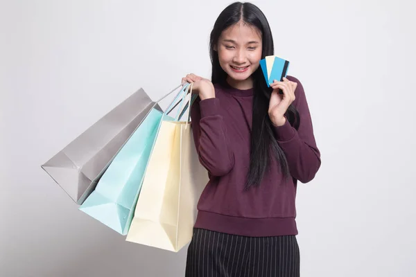 Jonge Aziatische vrouw met winkelen bag en lege kaart. — Stockfoto