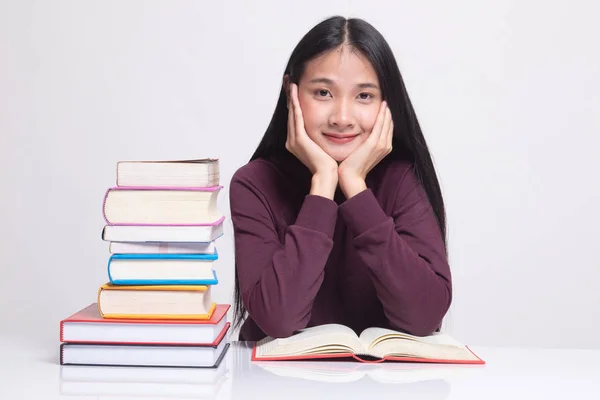 Joven mujer asiática leer un libro con libros en la mesa . — Foto de Stock