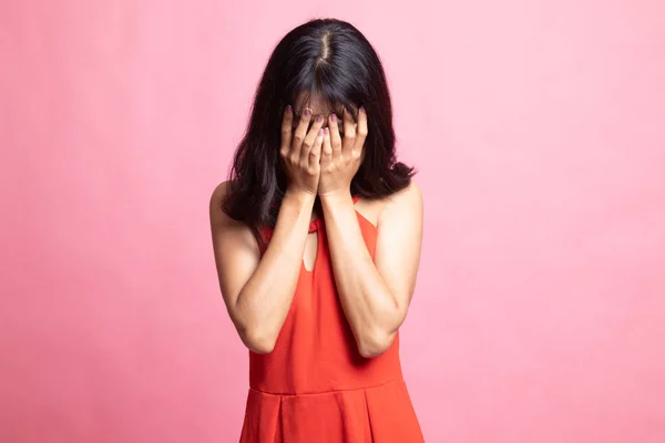 Szomorú fiatal ázsiai nő sír tenyérrel a szemébe. — Stock Fotó