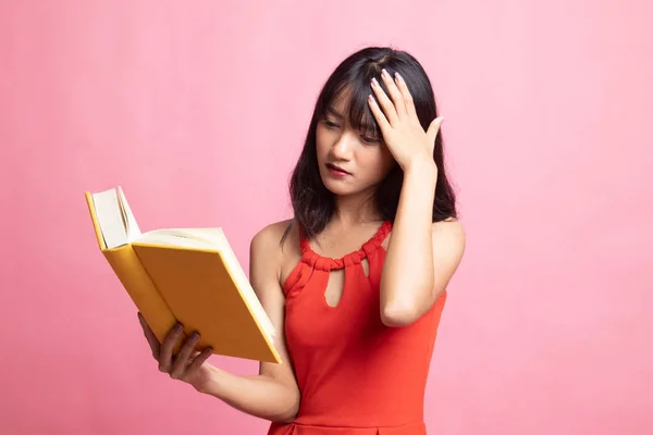 Jonge Aziatische vrouw heb hoofdpijn Lees een boek. — Stockfoto