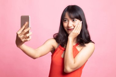 Genç Asyalı kadın selfie ile hareket eden telefon.