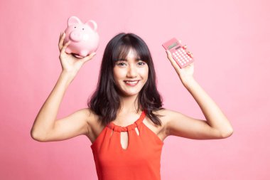 Hesap makinesi ve kumbara Asyalı kadın.