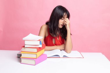 Yorgun Asyalı kadın baş ağrısı okuma sekmesinde kitaplarla bir kitap aldım.