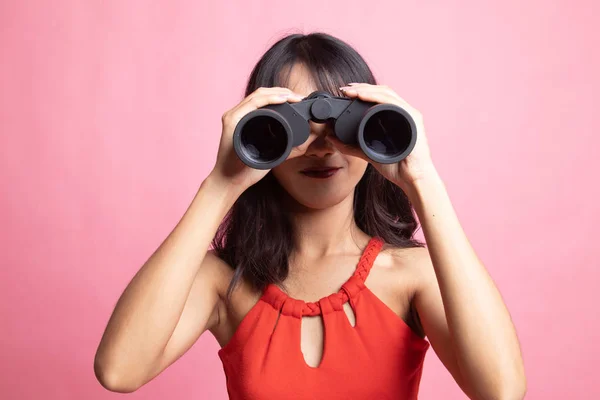 Giovane donna asiatica con binocolo . — Foto Stock