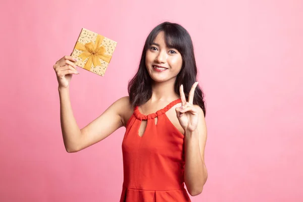Ázsiai nő Térkép győzelem jele egy ajándék doboz. — Stock Fotó