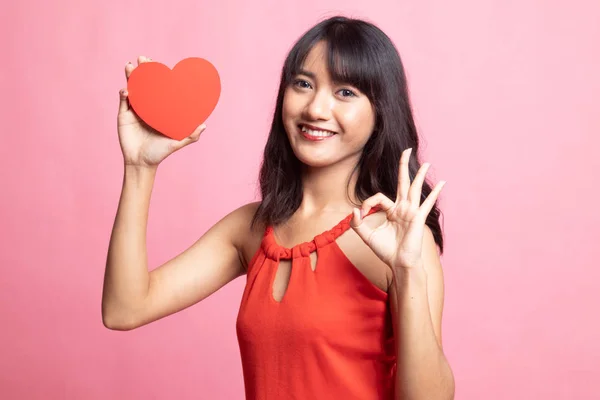 Азиатка показывает ОК с красным сердцем . — стоковое фото