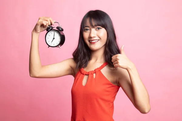 Giovane asiatico donna spettacolo pollice su con un orologio . — Foto Stock