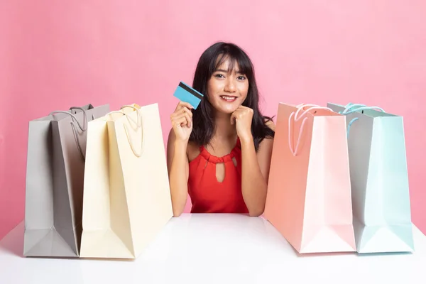 Young Asian woman with shopping bag and blank card. — Stock Photo, Image