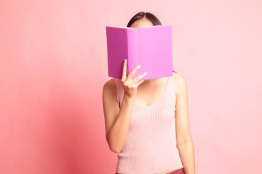 Bir kitapla genç Asyalı kadın kapak yüzü.