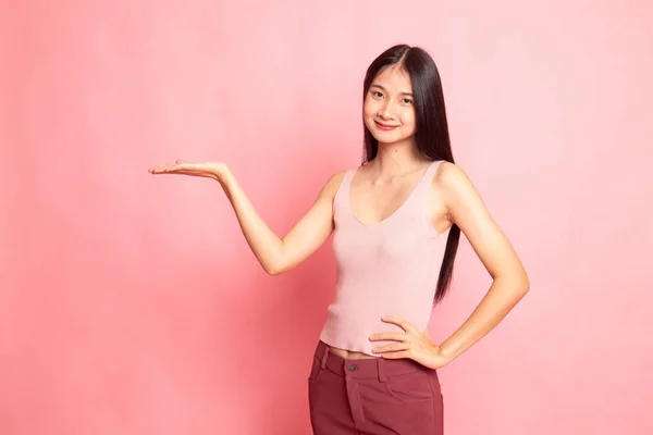 Young Asian woman present with her hand. — Stock Photo, Image