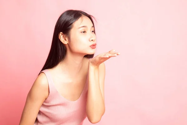 Schön junge asiatische Frau Schlag ein Kuss. — Stockfoto