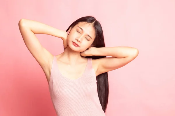 Schläfrig junge asiatische Frau gähnen. — Stockfoto