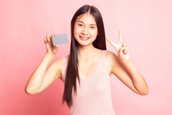 Boş bir kart ile genç Asyalı kadın gösterisi zafer. — Stok fotoğraf