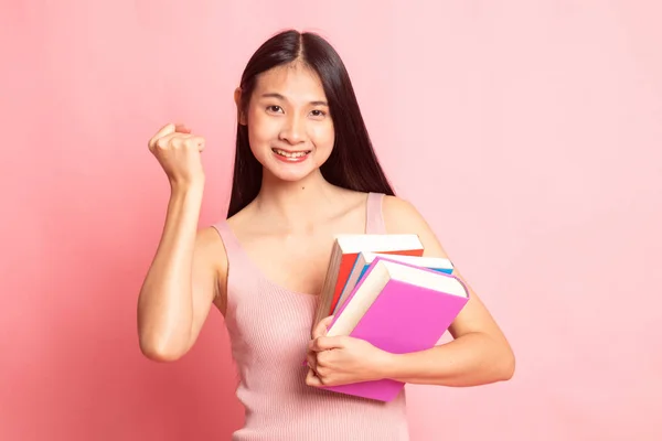 Junge asiatische Frau studiert mit May-Büchern. — Stockfoto