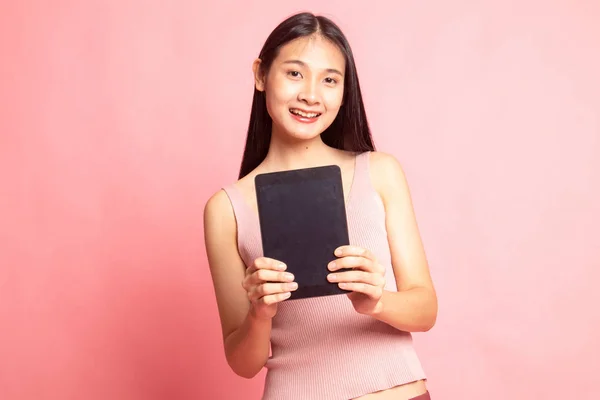 Joven mujer asiática con una tableta de ordenador . —  Fotos de Stock