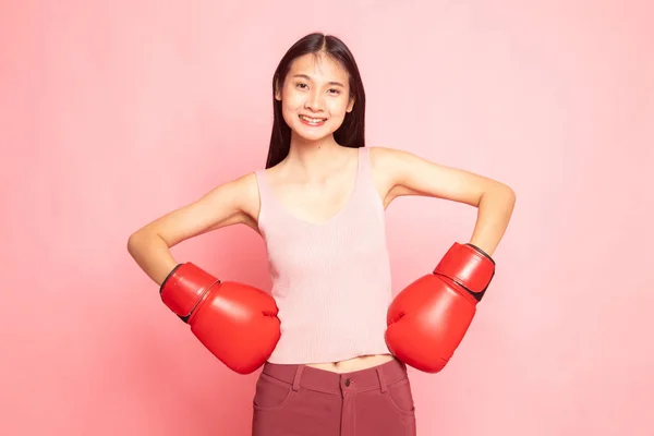 Tineri asiatice femeie cu mănuși de box roșu . — Fotografie, imagine de stoc