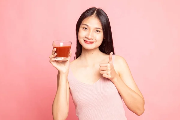 Ung asiatisk kvinna tummen upp med tomatjuice. — Stockfoto