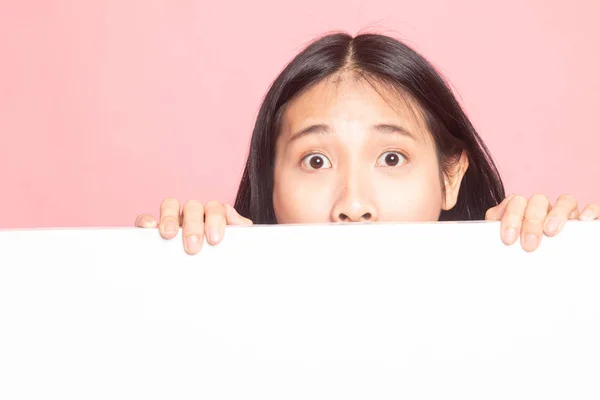 Närbild på ung asiatisk kvinna bakom en tom skylt. — Stockfoto