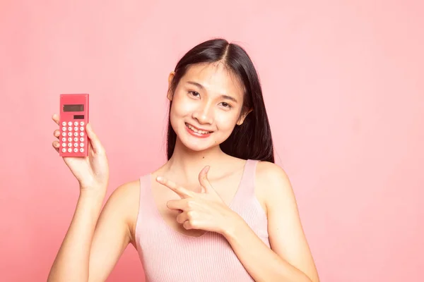 Mujer asiática punto a la calculadora . —  Fotos de Stock
