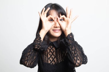Asyalı kadın yapmak komik Çift Ok işareti olarak gözlük.