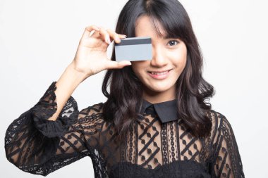 Genç Asyalı kadın gözü üzerinde boş kartı ile.