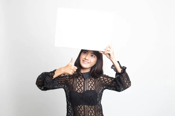 Jeune asiatique femme montrer pouces vers le haut avec blanc vide signe . — Photo